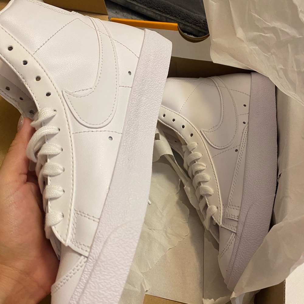 Nike womens Blazer Mid ‘77
